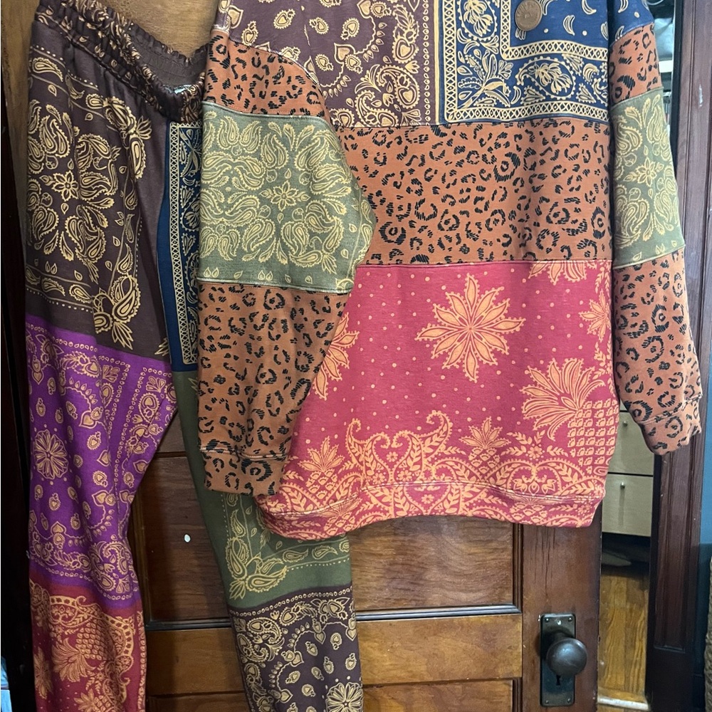 FarmRio Patchwork Print Pullover with Paisley & Leopard Motifs - Picture 3 of 4